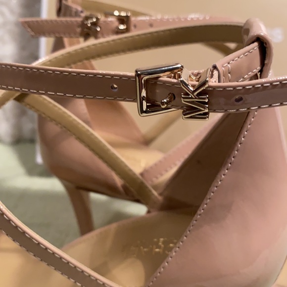 MICHEAL KORS “AVA” HEELED STRAPPY BUCKLED SANDALS - Picture 8 of 10